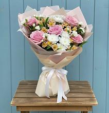 Букет цветов из:  Гвоздики, Орхидеи и Розы #REPLACE_PRED# Зарево