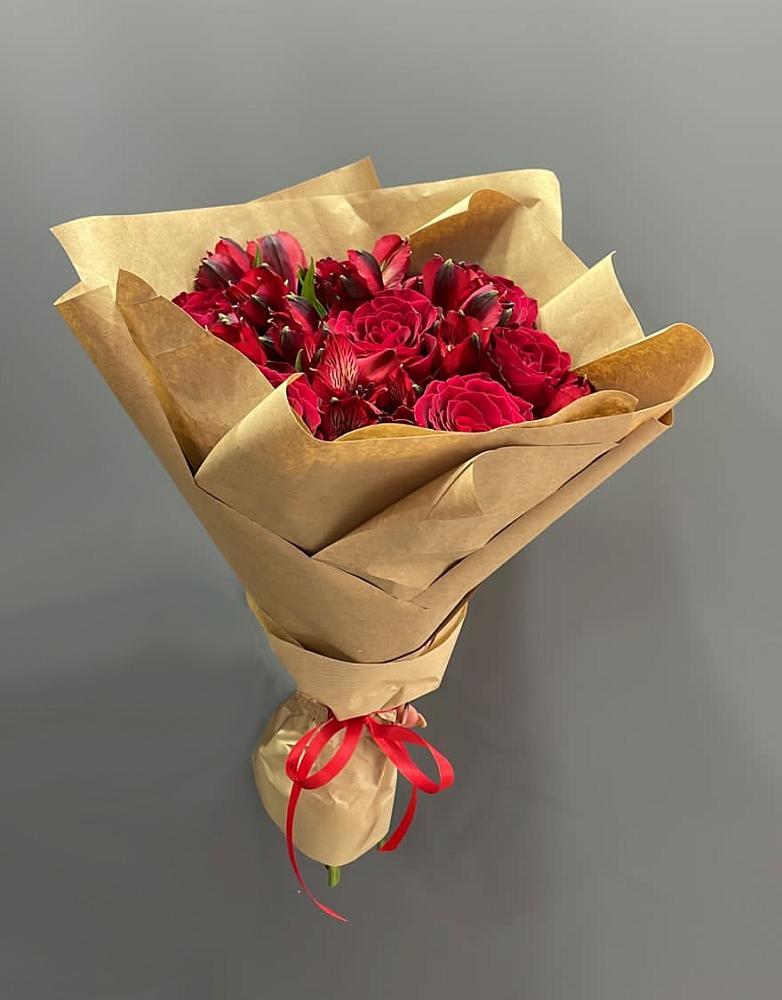 Букет цветов из: Альстромерии и Розы в Зарево