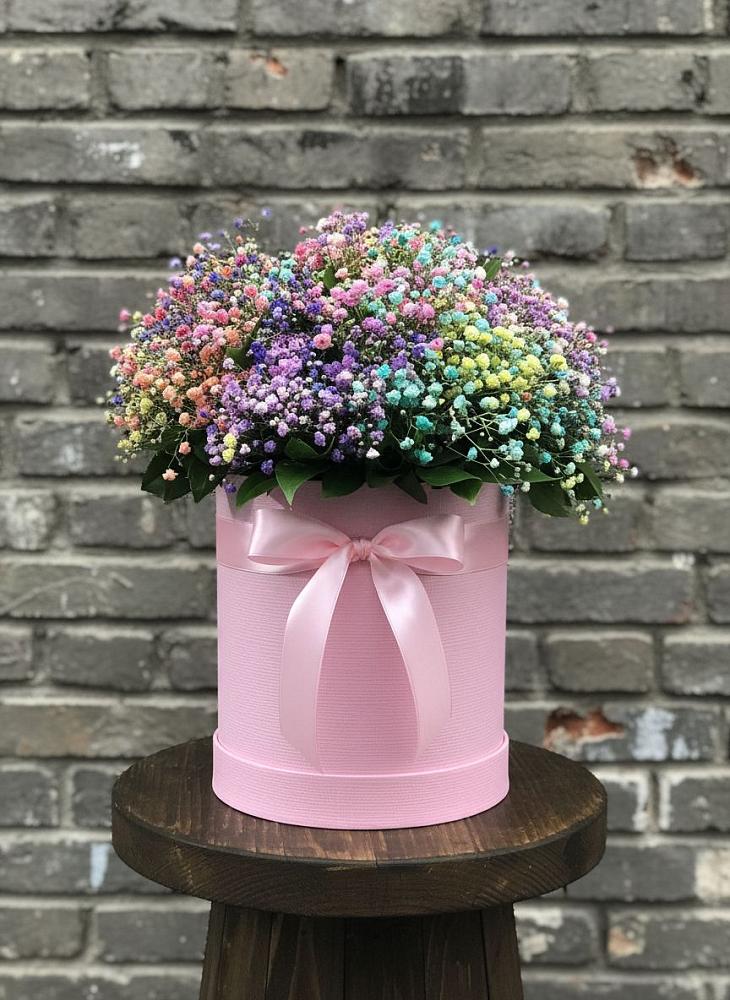 Цветочная композиция из Гипсофила и Розы в шляпной коробке в Зарево