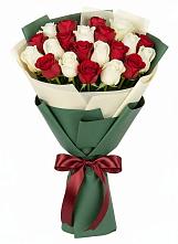 Букет Микс из красных и белых роз в Зарево