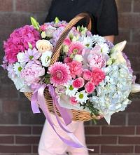 Цветочная композиция из Розы, Хризантемы, Пионы и Лизиантусы в корзине в Зарево