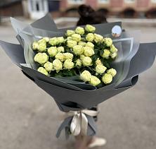 Букет Белые кустовые розы Солинеро в Зарево