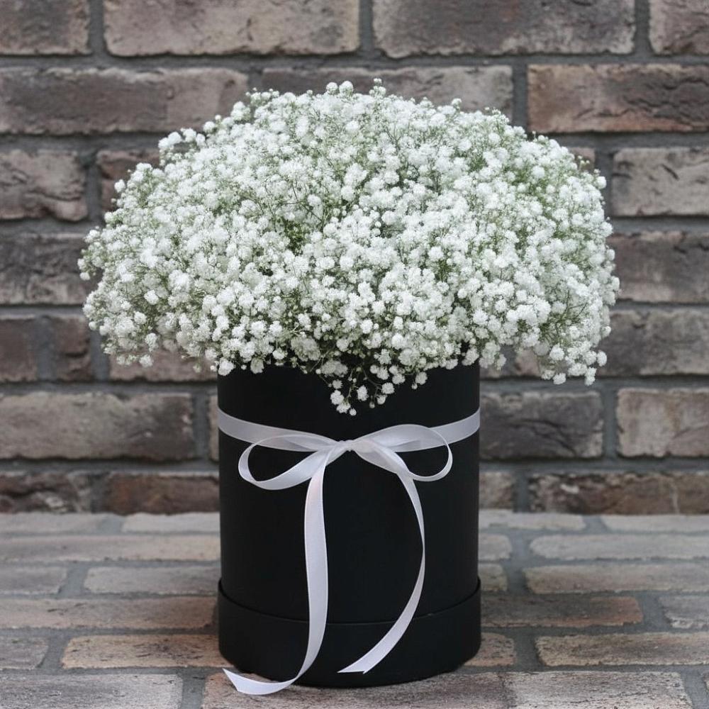 Цветочная композиция из Гипсофила в шляпной коробке в Зарево