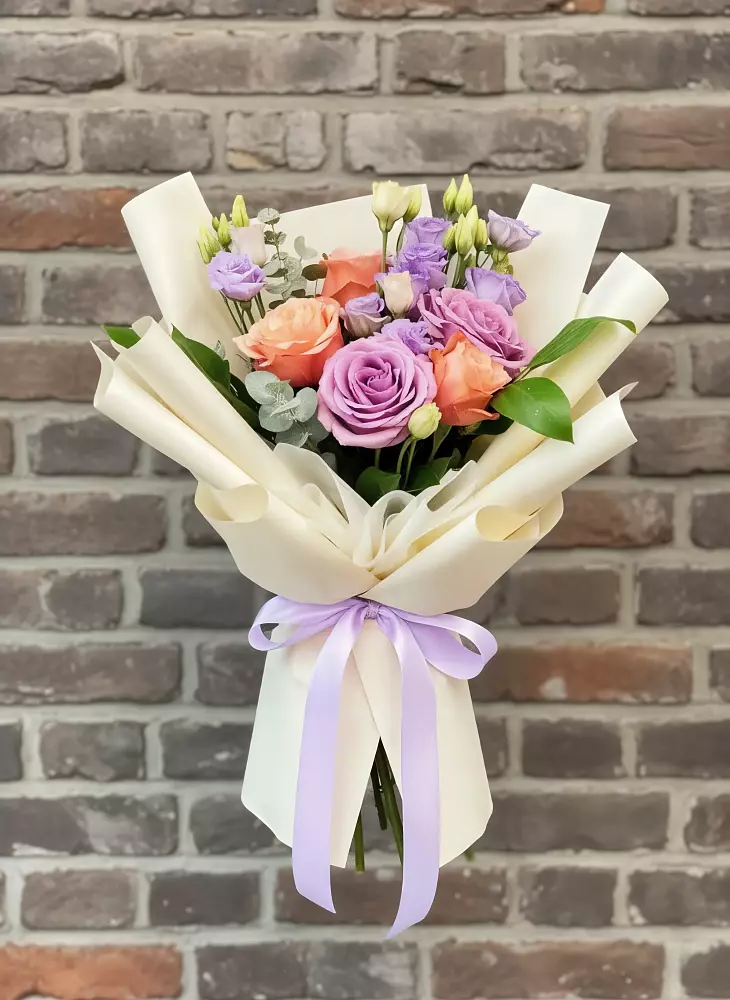 Букет цветов из: Лизиантусы и Розы в Зарево