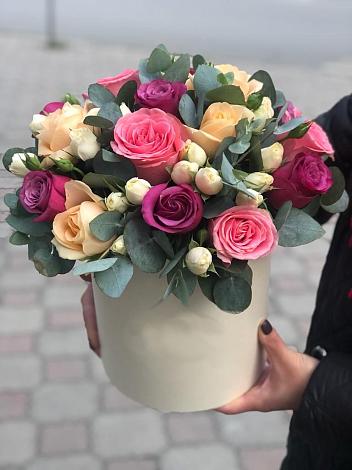 Цветочная композиция из Розы в шляпной коробке в Зарево