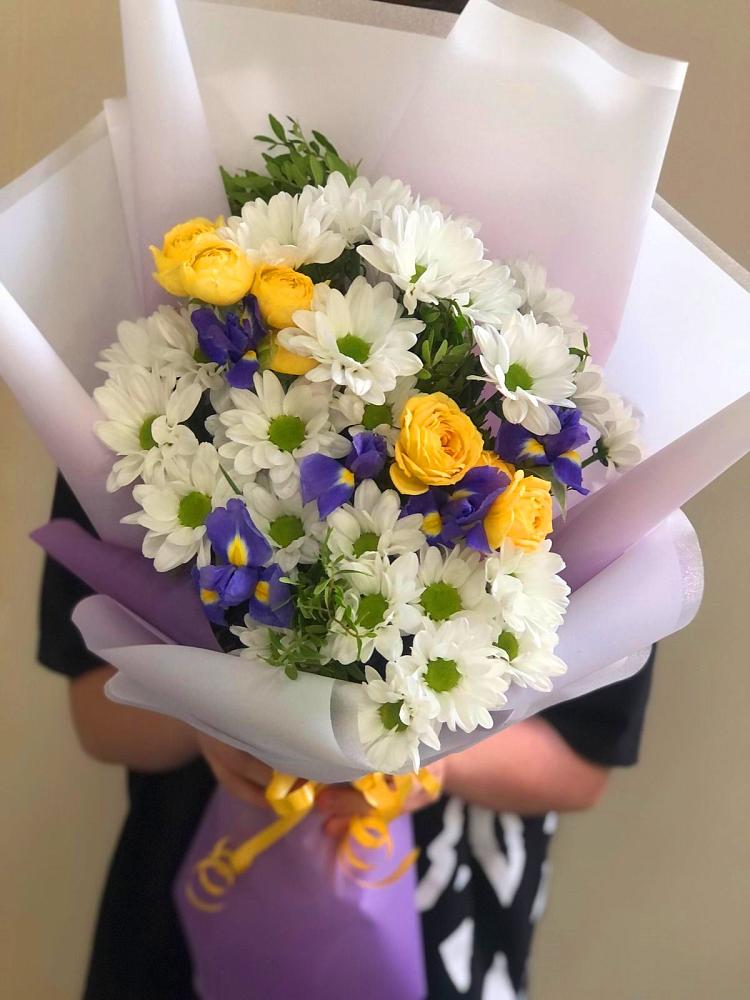 Букет цветов из: Ирисы, Хризантемы и Розы в Зарево