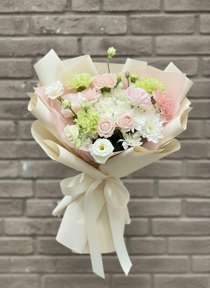 Букет цветов из: Гвоздики, Розы, Лизиантусы и Хризантемы в Зарево