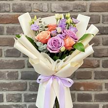 Букет цветов из:  Лизиантусы и Розы в Зарево