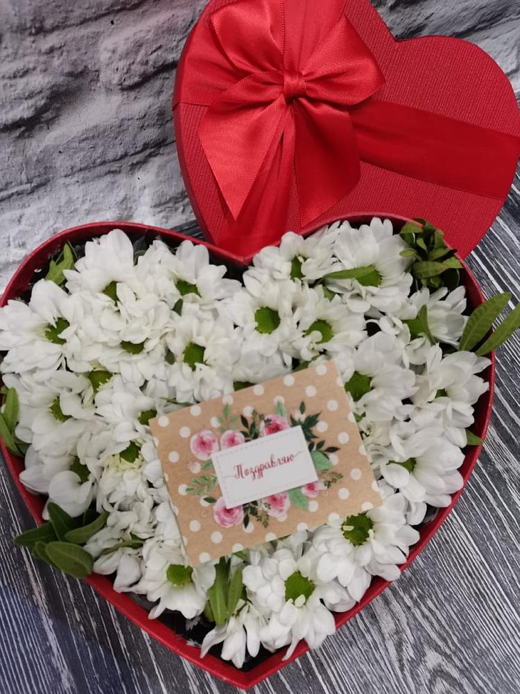 Цветочная композиция из Хризантемы в виде сердца в Зарево