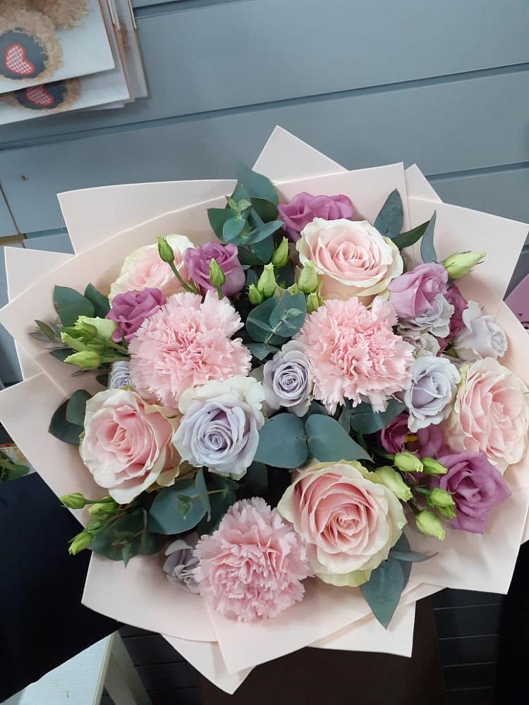 Букет цветов из: Розы, Гвоздики и Лизиантусы в Зарево