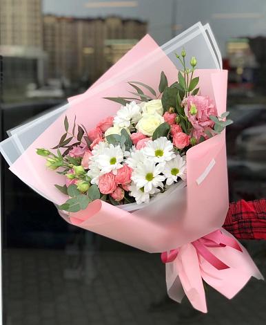 Букет цветов из: Розы, Лизиантусы и Хризантемы в Зарево
