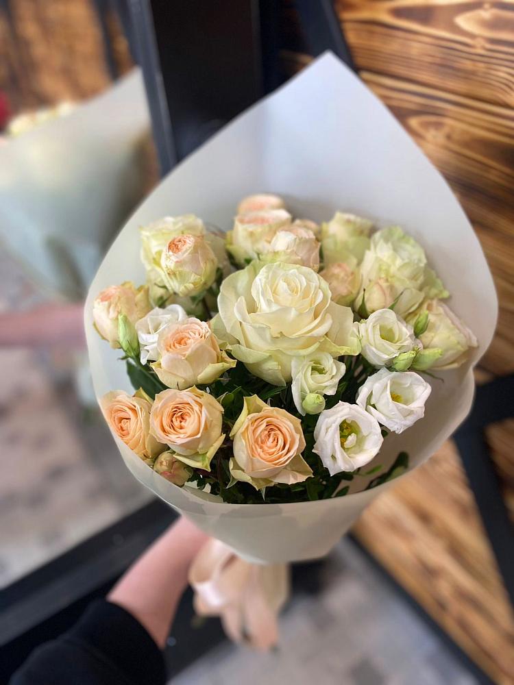 Букет цветов из: Розы и Лизиантусы в Зарево